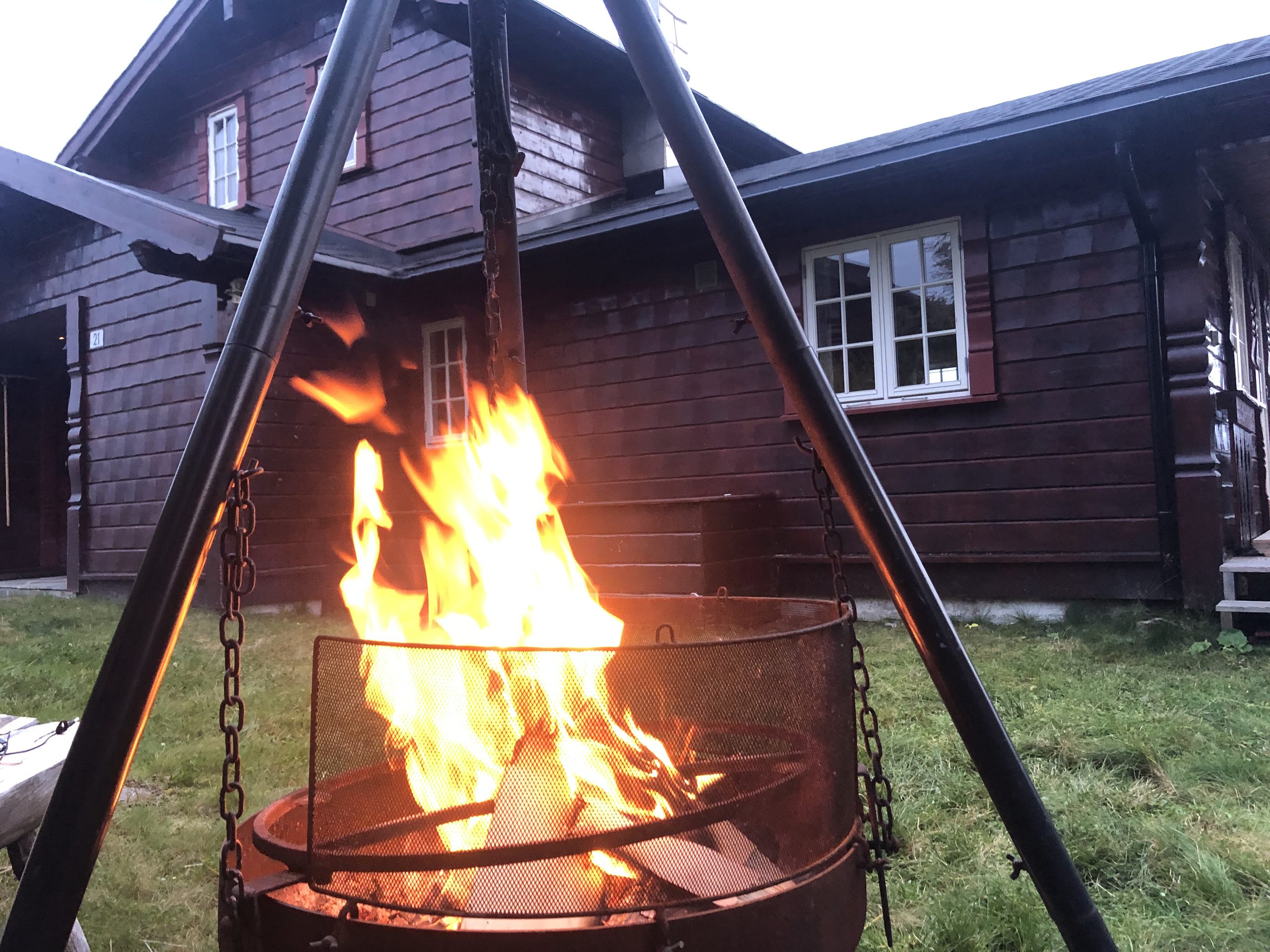 Bålpanne på tunet foran Bjørnhula