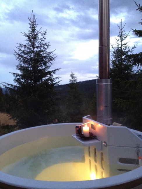 Wood-fired hot tub at Skeitunet.